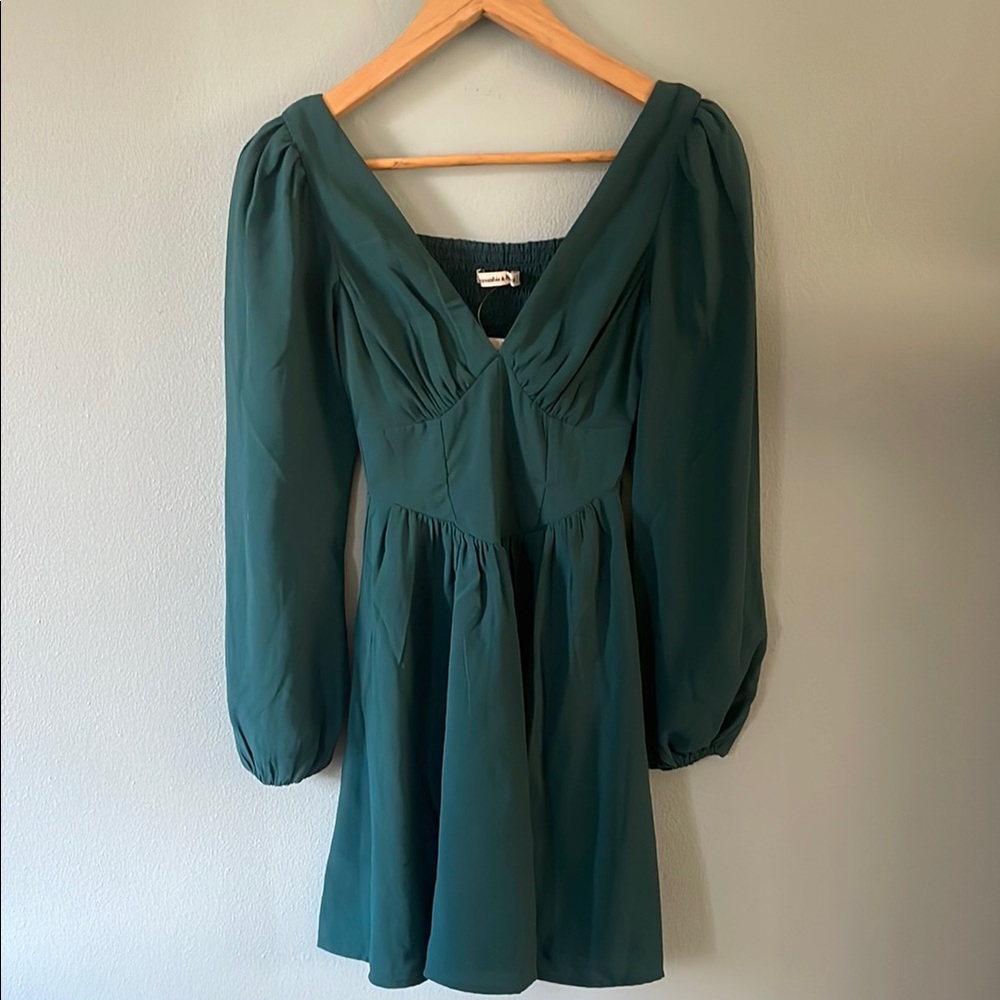 Elegant Green Long-Sleeve Dress